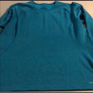 Long sleeve scoop neck top.